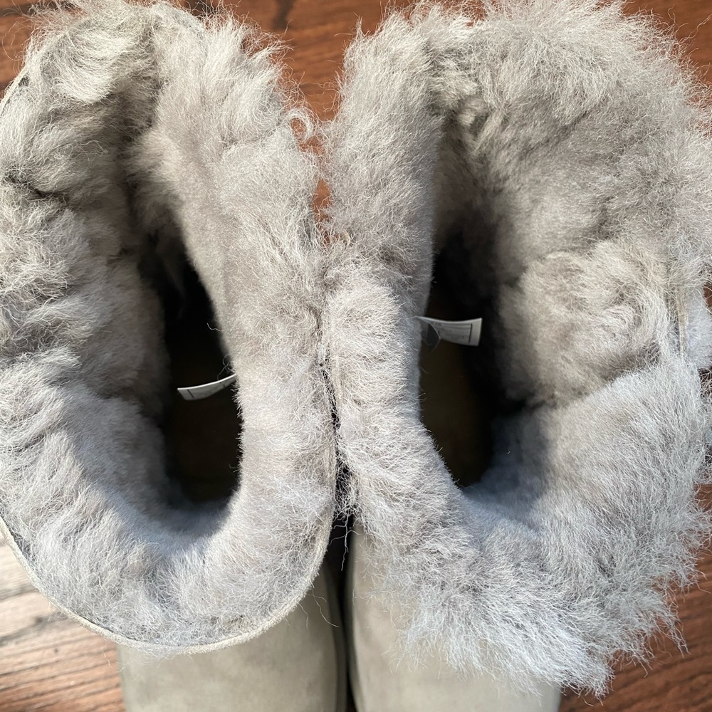 Excellent condition girl Uggs in beautiful gray with side satin ribbon & bow. - Picture 7 of 7